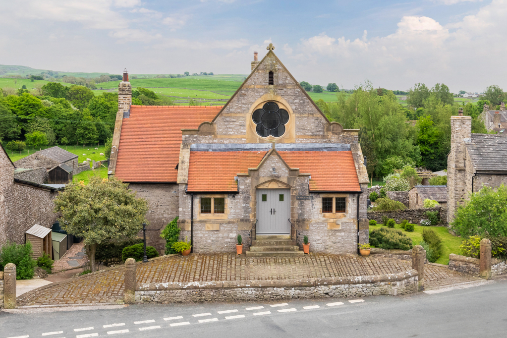 MAGNIFICENT FORMER METHODIST CHAPEL FOR SALE IN POPULAR VILLAGE